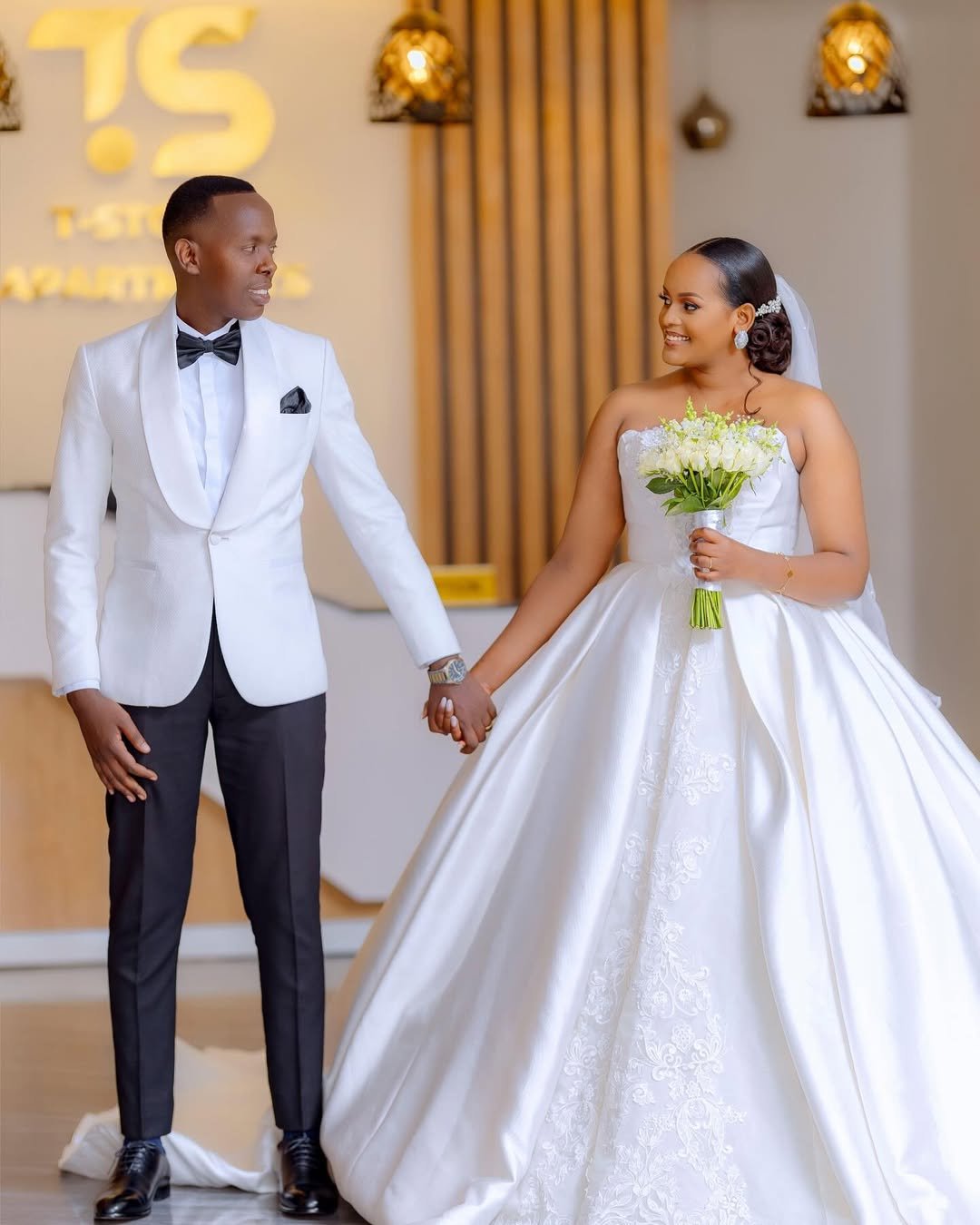 WHITE_MOMENT STUDIO8