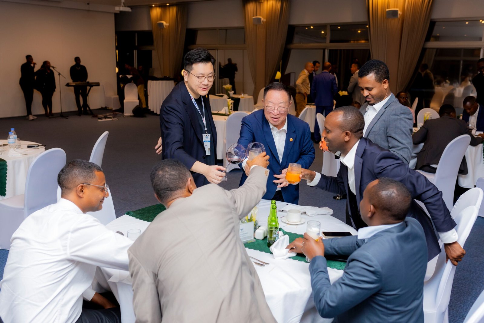 CORPORATE-MOMENT STUDIO(99)